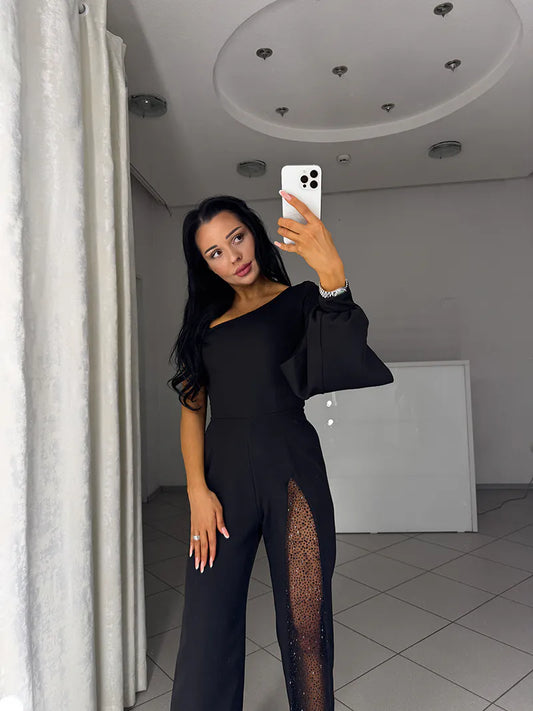 Irina | Elegante mono de un solo hombro con detalles brillantes.